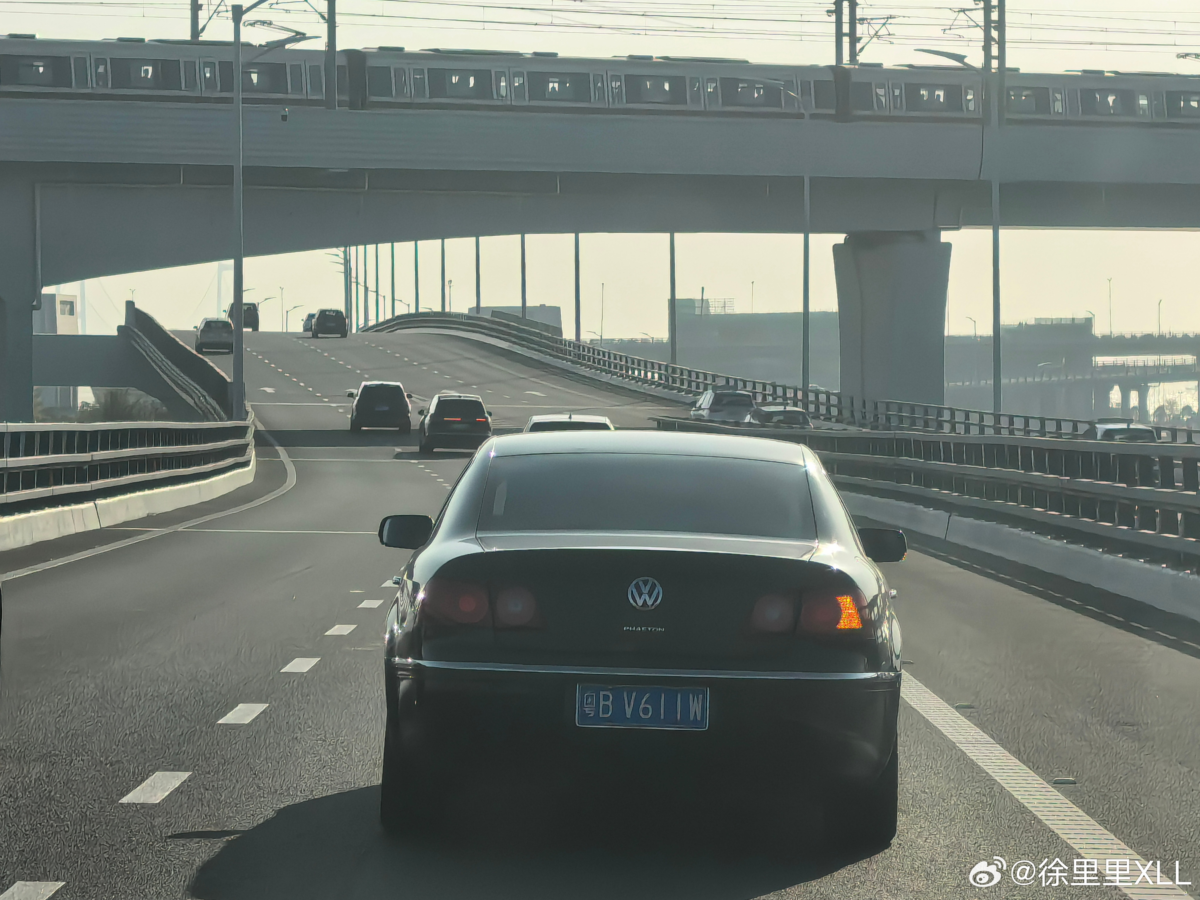 深圳居然也能看到辉腾。按理来说，这车只应该在山东出现。只有辉腾才能和迈腾、帕萨特