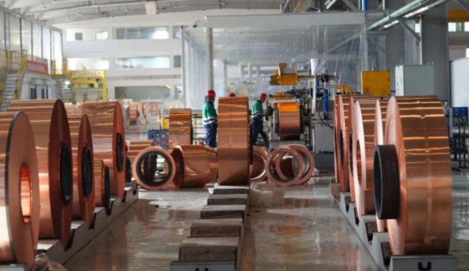 美国这次蒙了，最近美国大量囤积了铜，把铜价炒上天去了，中国也不打算惯着美国，反手