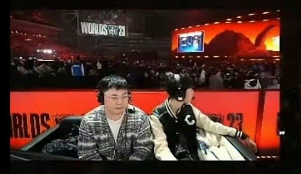 #Uzi现场解说S13决赛#才看到uzi和doinb一起直播诶！！！ 两大主播合