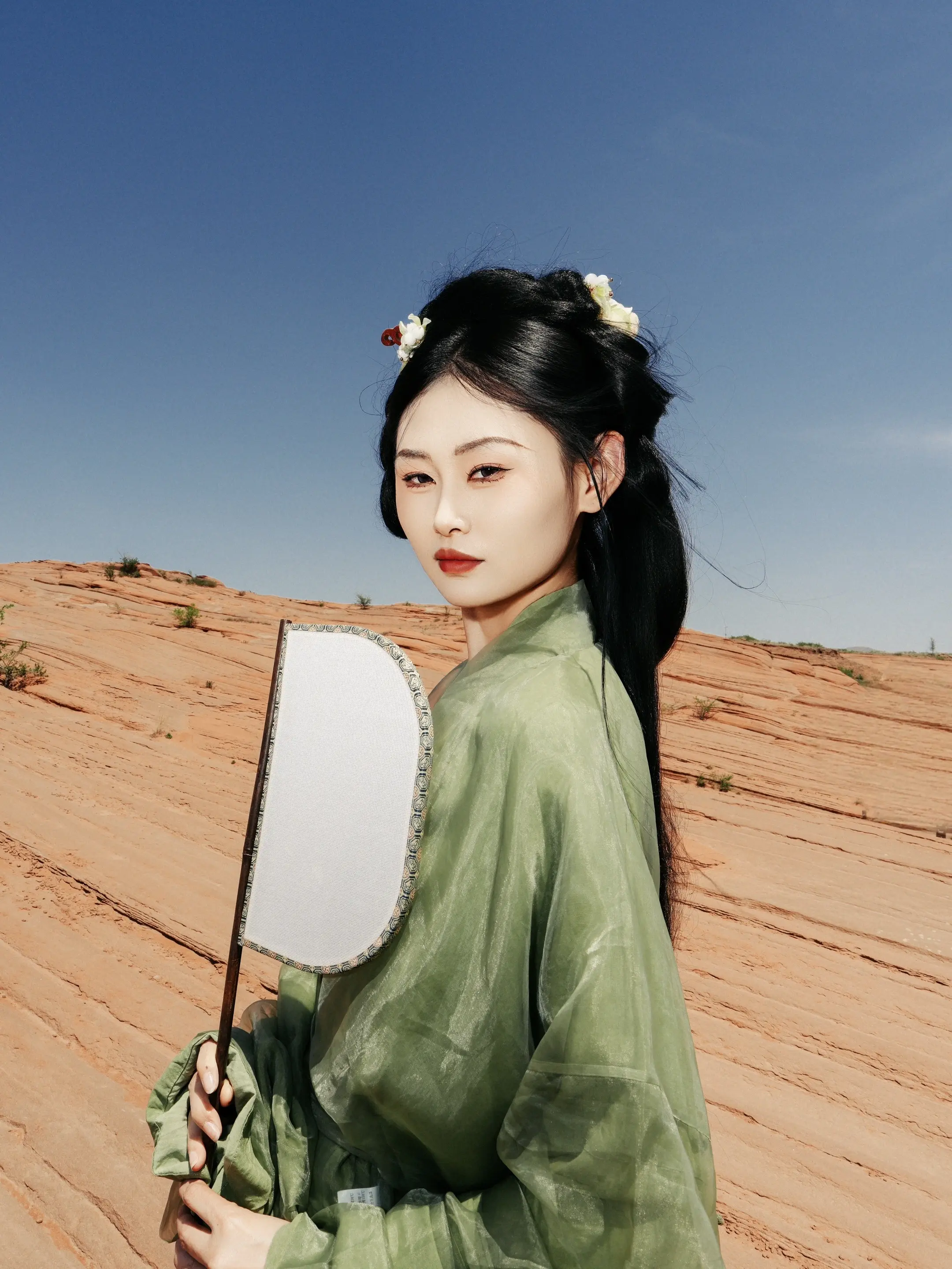 靖边波浪谷｜穿越千年的丹霞秘境…“当丹霞褪成赭色绸缎，   你一袭青衣...
