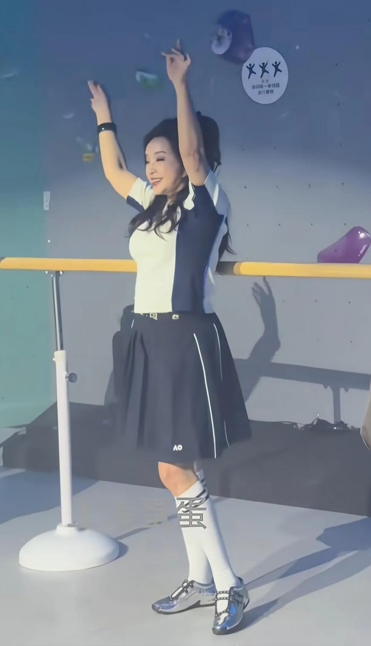 刘晓庆这一身打扮，显得更年轻了，扎着高马尾，穿着学生装，特别是穿的这双白色袜子跟