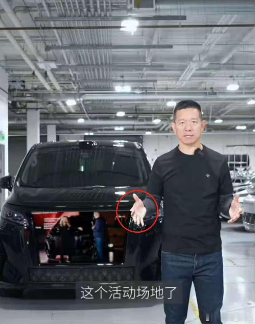 我以为车头放电视已经是人类想象的极限了，没想到这大彩电还是P上去的... …美国