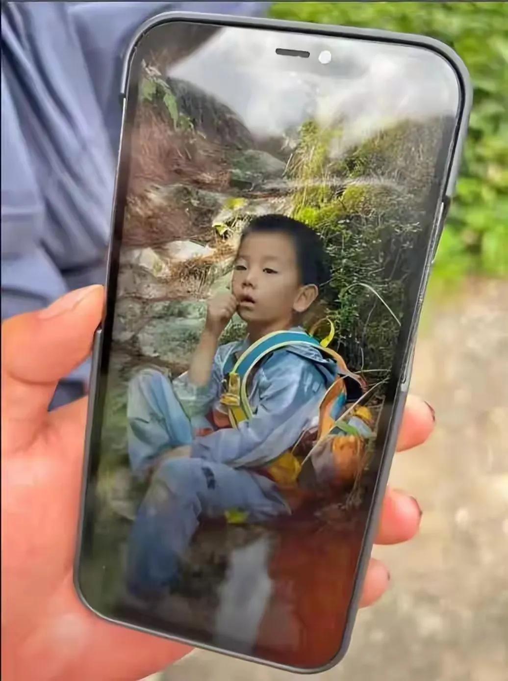 近日，8岁男童王一铠在云南大理苍山参加户外夏令营时走失，牵动亿万网友的心！据报道