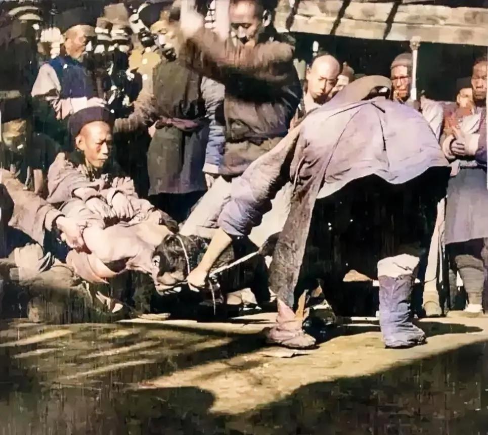 1902年，一名囚犯被斩首时，一张真实的画面，镜头中犯人穿着一件破旧的衣袍，他被