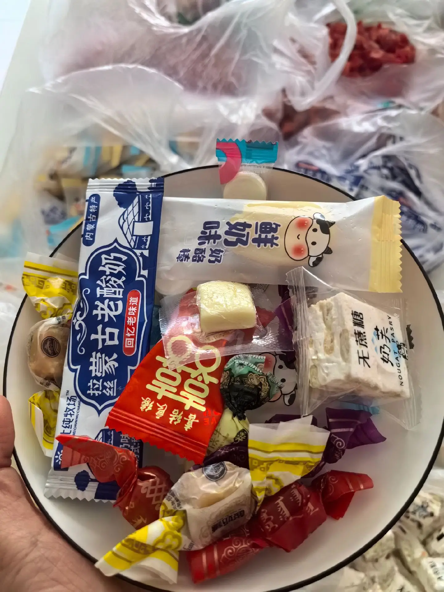 橱窗里面任意品拍多少单就送多少份喜糖哈！三单差不多有一斤喜糖！拍了的私...