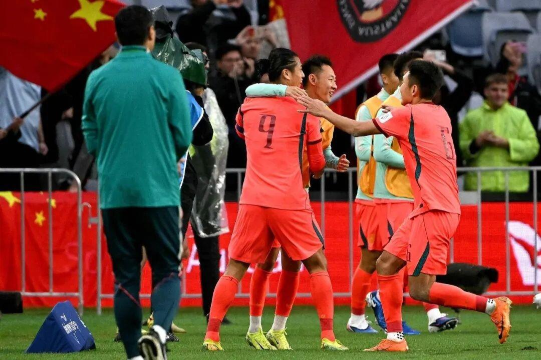 2-0，中国男足轻取世界杯参赛球队库拉索，邵佳一赢开门红！北京时间3月27日消息