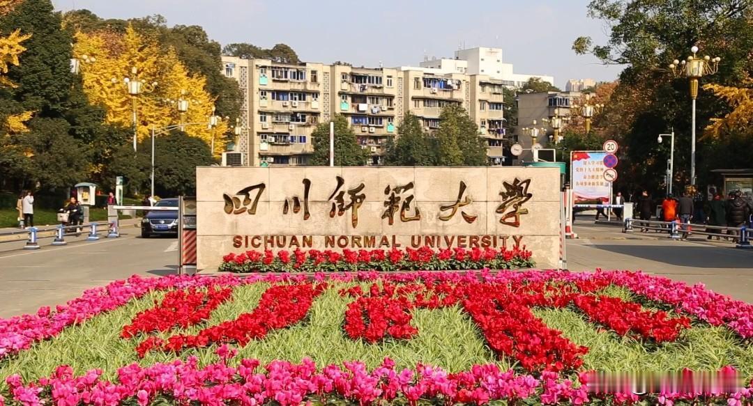 8岁女孩独居两年床头放菜刀，如今考上四川师范大学公费师范生。
张筝8岁时，父亲、