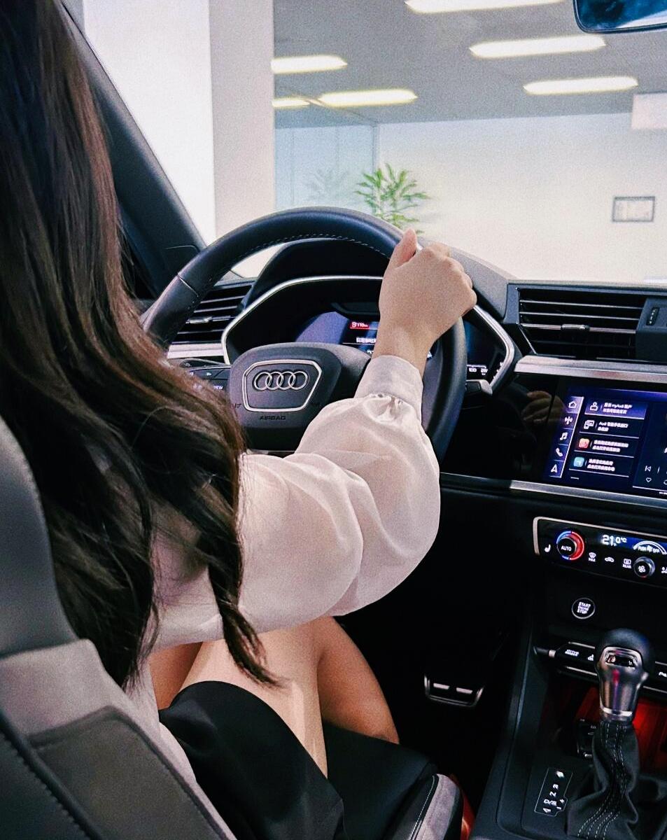 这理念也是绝了，
不加油不洗车 ，这件事，
女人的理念就是，天有空天洗 ，老公有