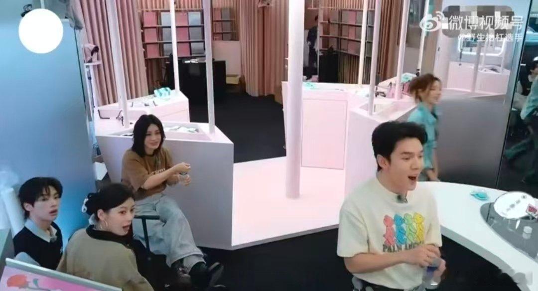李佳琦吃的汉堡是黄晓明买的吗 黄晓明在《巴黎合伙人》里给合伙人送吃的，突然想到李