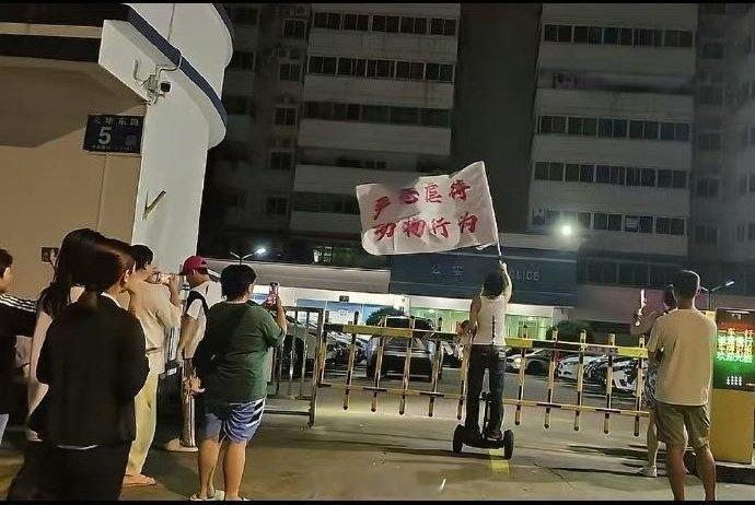 海口公安视频还原女子驾车拖猫事件别的不说，挥旗子这个绝对有问题！脚踩电动平衡车，