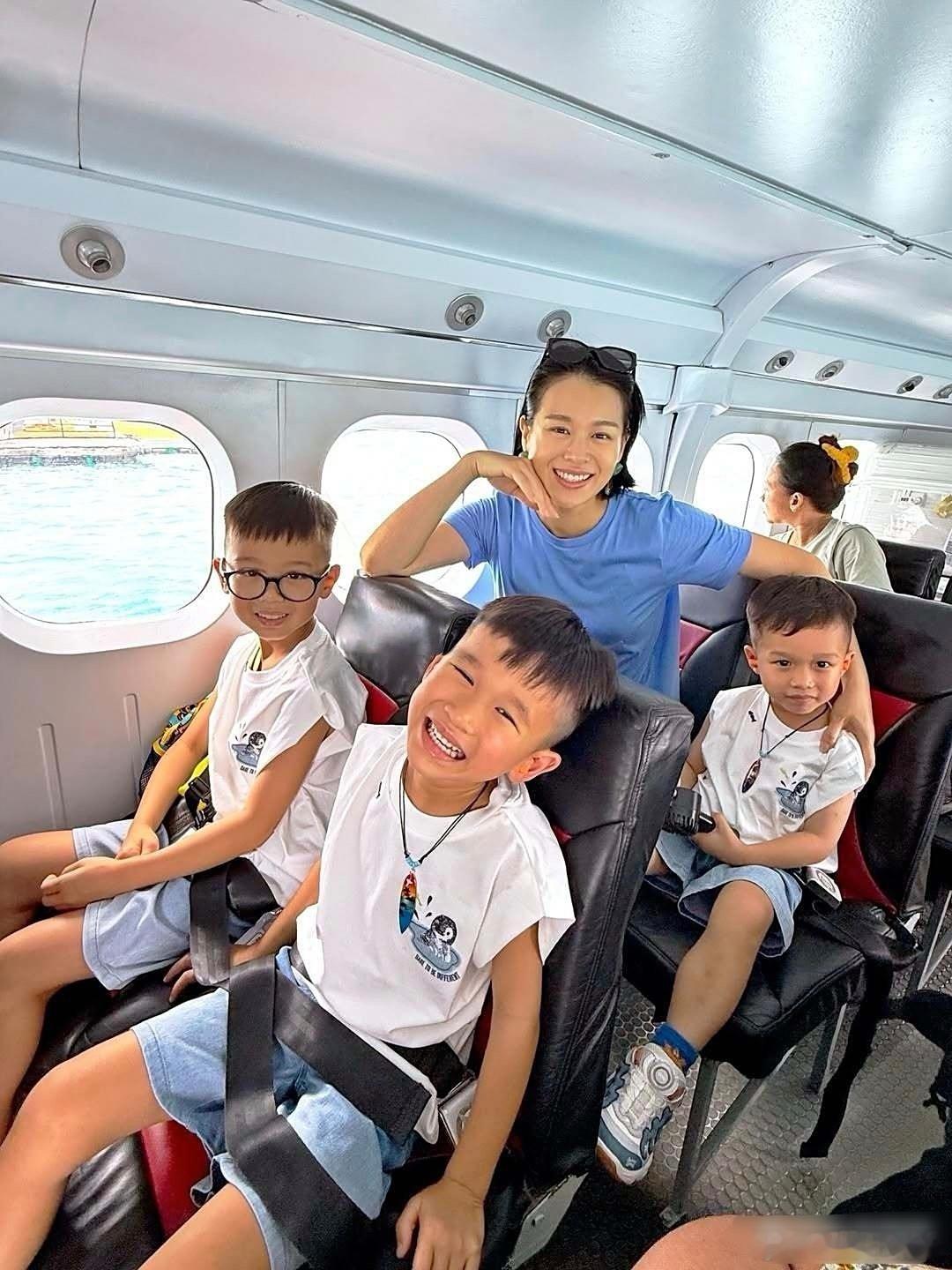 胡杏儿带三个儿子到马尔代夫海边度假，住的是海边的大酒店，不仅有大泳池，还可以坐游