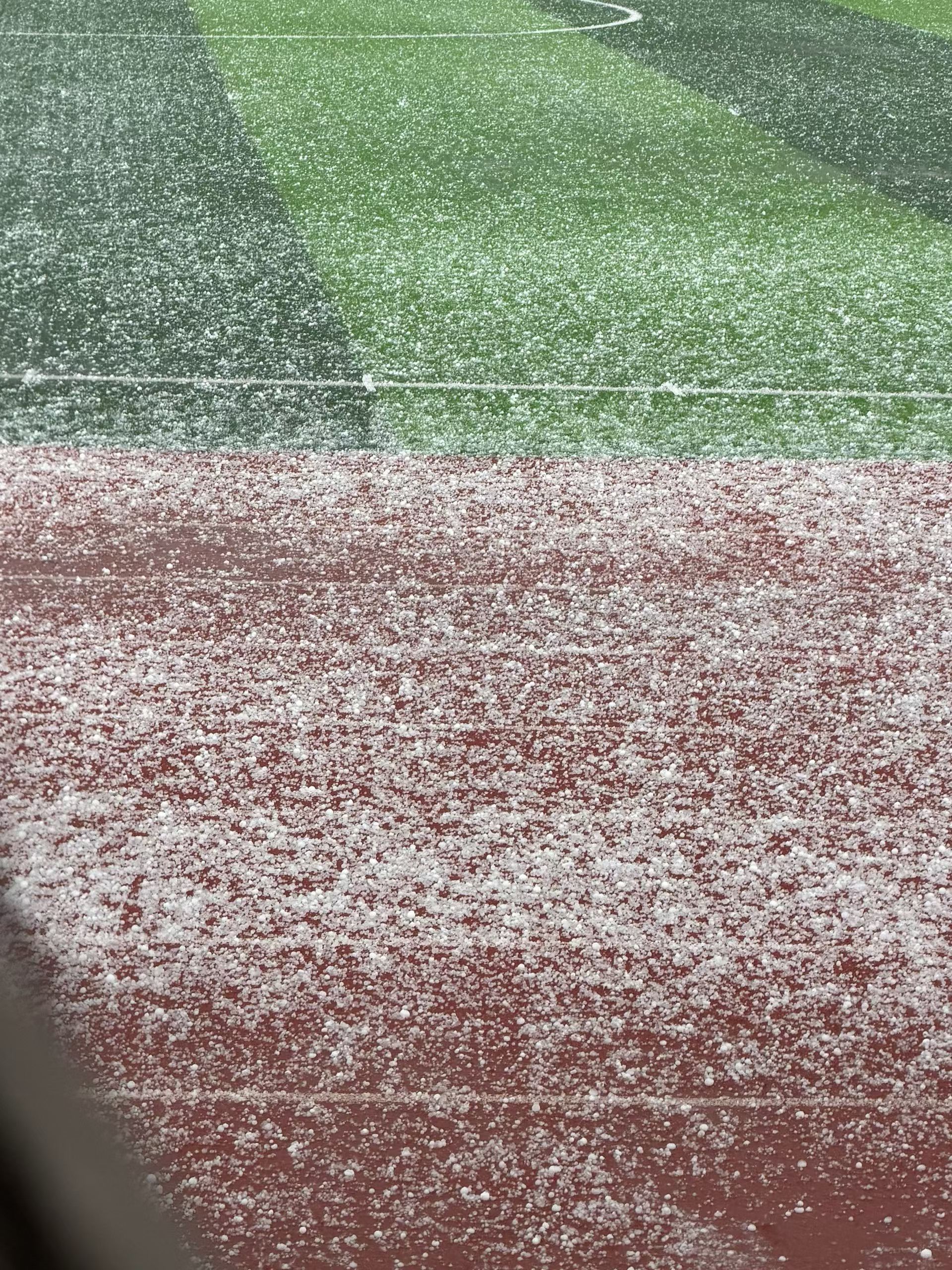 这是5月末啊 我冬天都没见着冰雹啊 