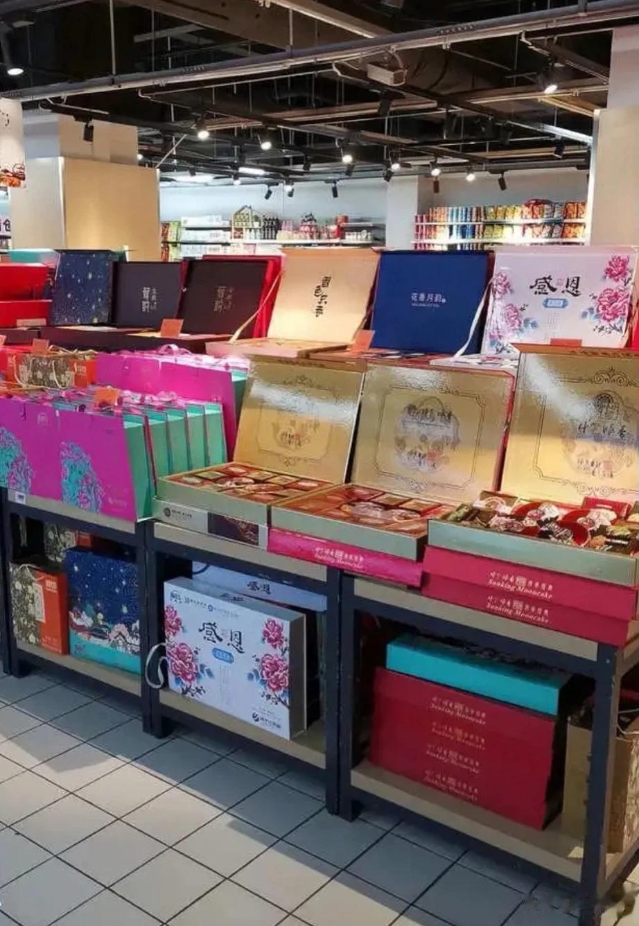 今年的月饼，为什么卖不出去了？

我楼下一家中型超市，今天下午把成千上万盒月饼礼