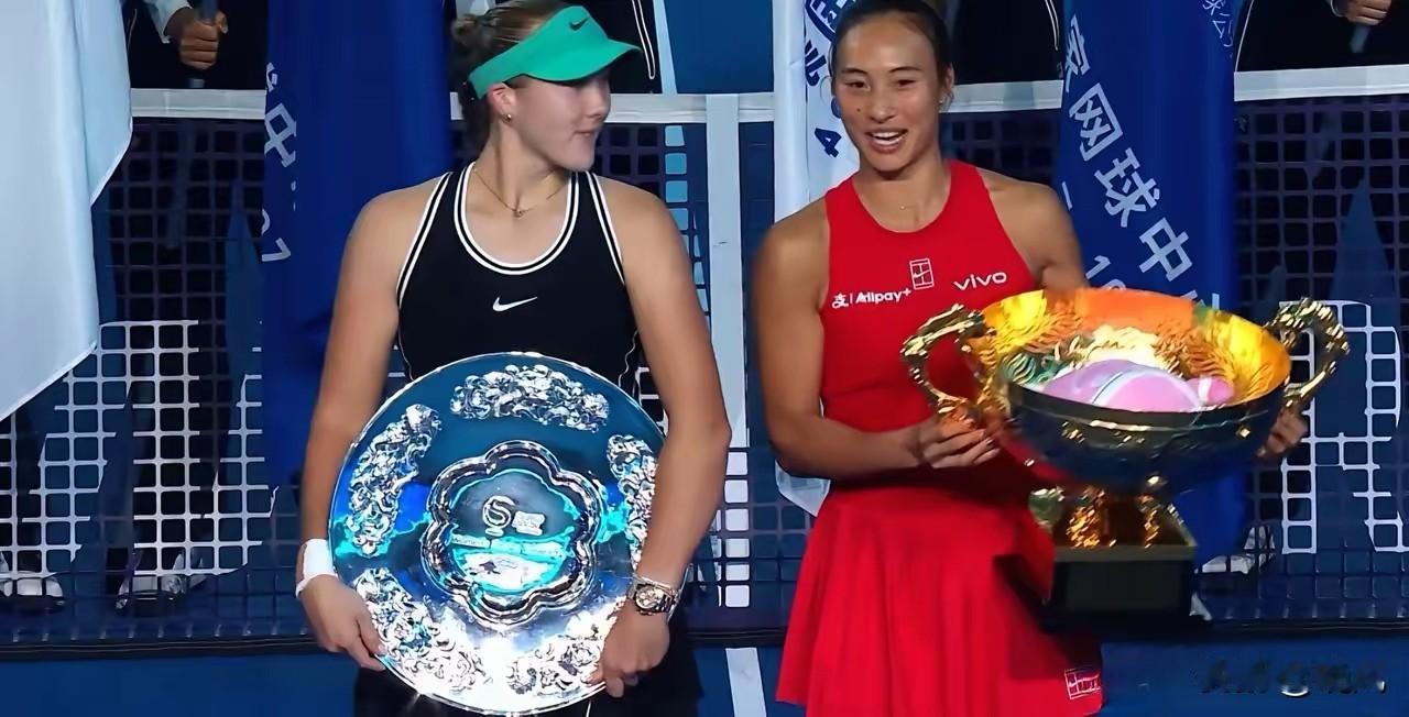中网女单决赛郑钦文2:0横扫安德烈娃，成为首位在中网夺冠的中国选手。颁奖仪式上，