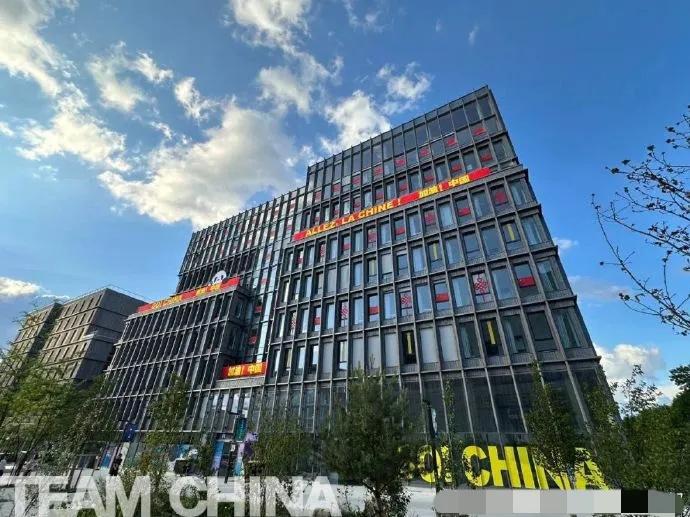 巴黎奥运会主办方出于环保方面的考虑，没有为奥运村的房间安装空调设备，而是采用地下