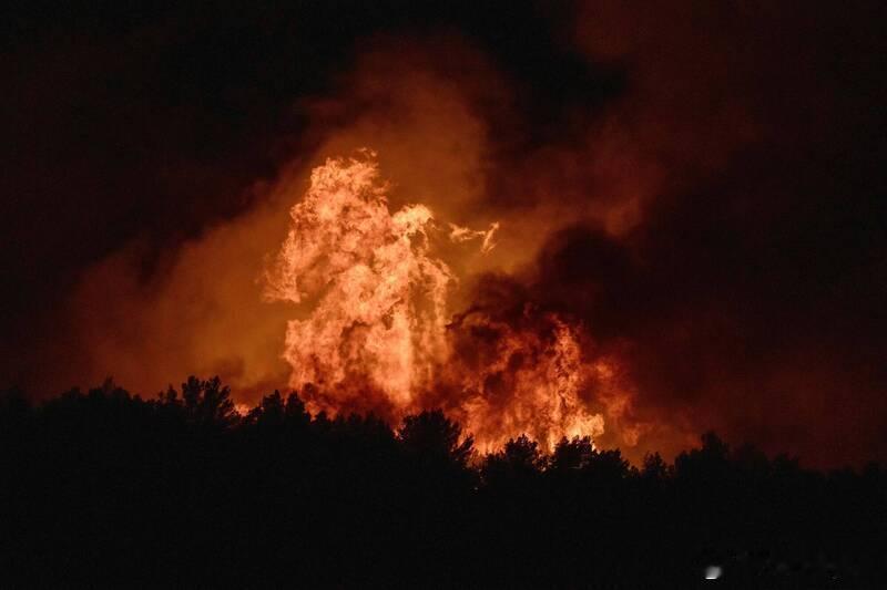 热浪加剧火势！法国南部突发大规模山火 约200人疏散或就地避险海外新鲜事 法国南
