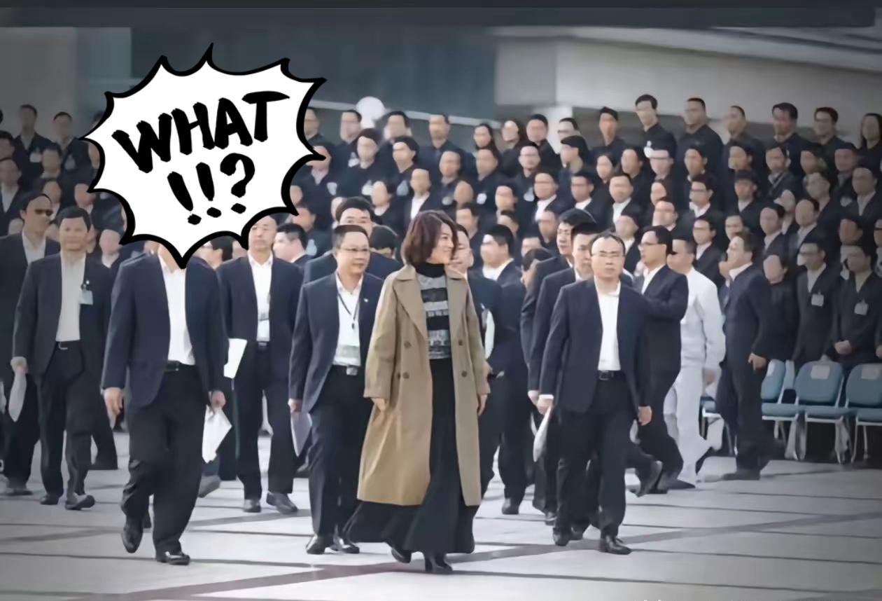 终于有一个女人能如此强悍，在一群男人的世界里杀出来。看见董明珠独自走在全球经销商