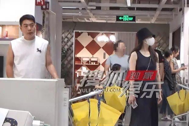 #殷桃和男友逛家具城##男友喂殷桃吃东西# 殷桃和男友一起逛家具城，逛完后两人餐