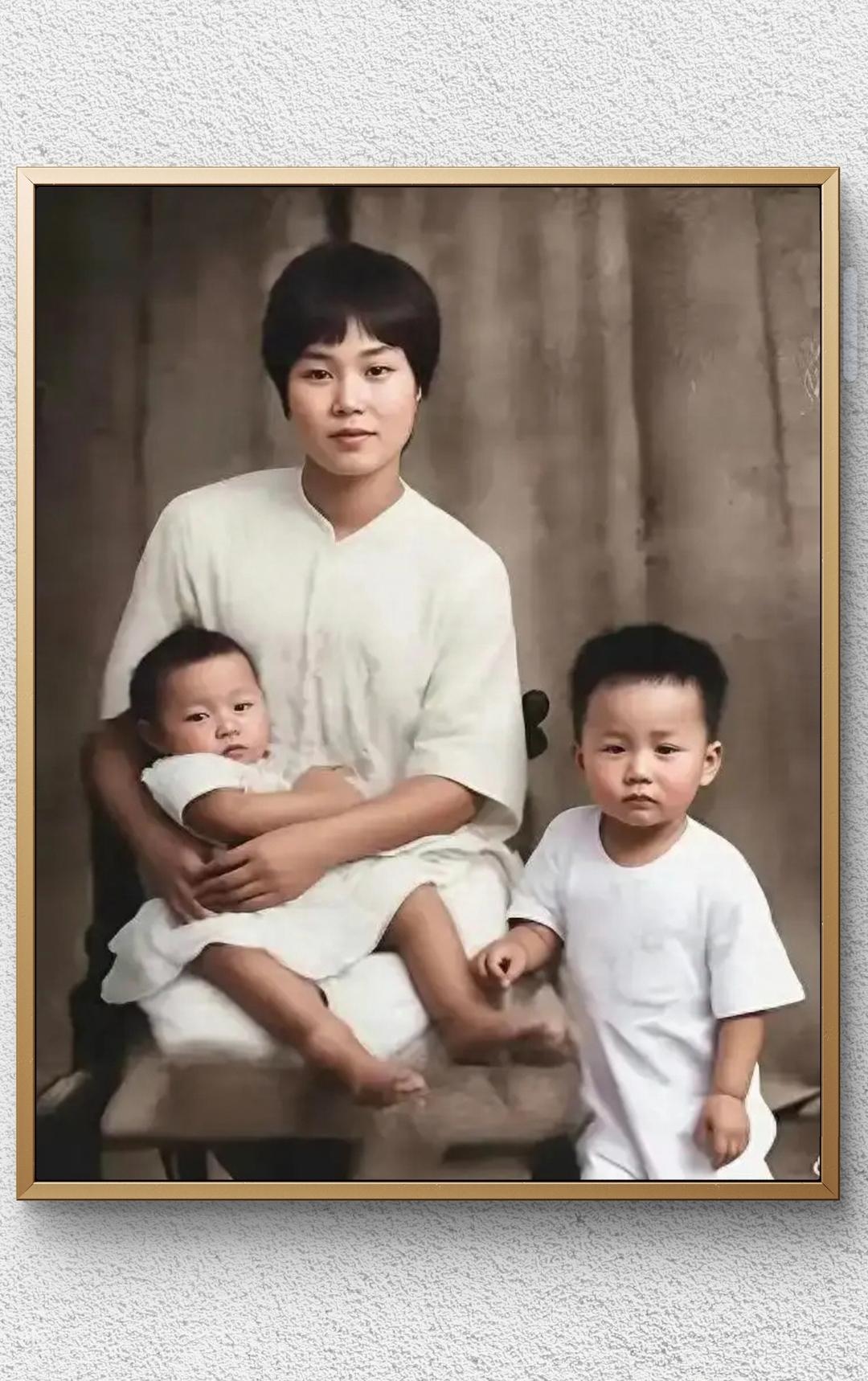 1924年的上海，毛主席的妻子杨开慧抱着次子毛岸青，一旁站着长子毛岸英的罕见合影