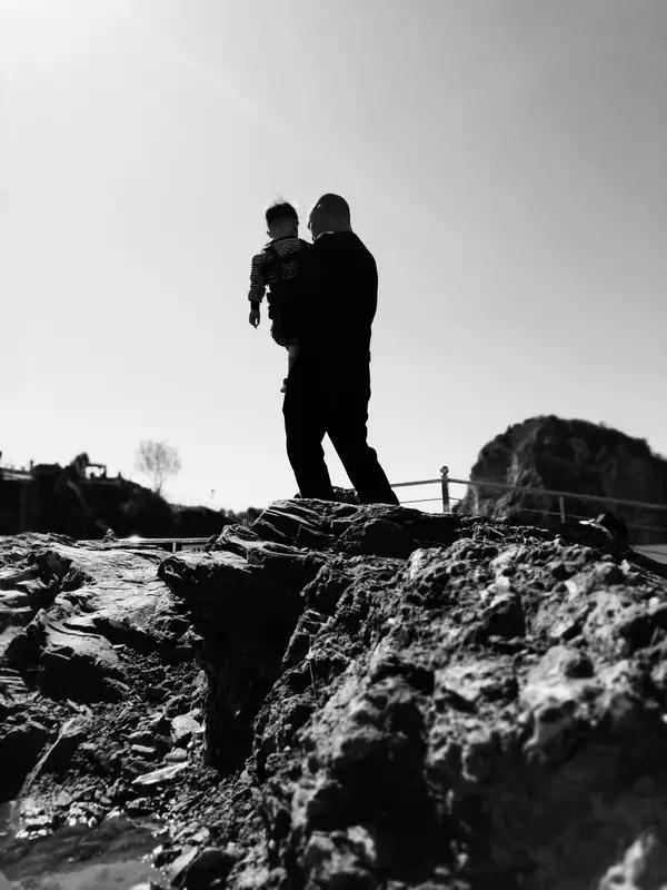 昨天我跟楼下带娃的宝奶奶去那荒废的地儿溜达，就像探险进了个神秘“鬼屋”似的。到地