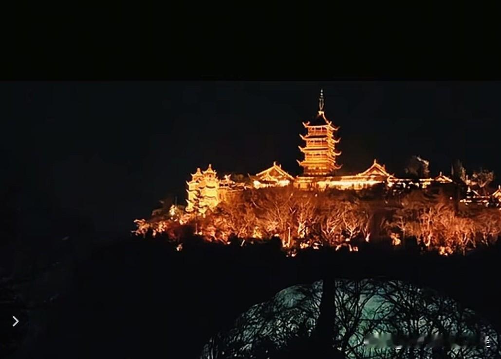 不夸张地说，在南通，年初五凌晨的炮仗声，要比年初一凌晨响八倍，而且一直会持续到初