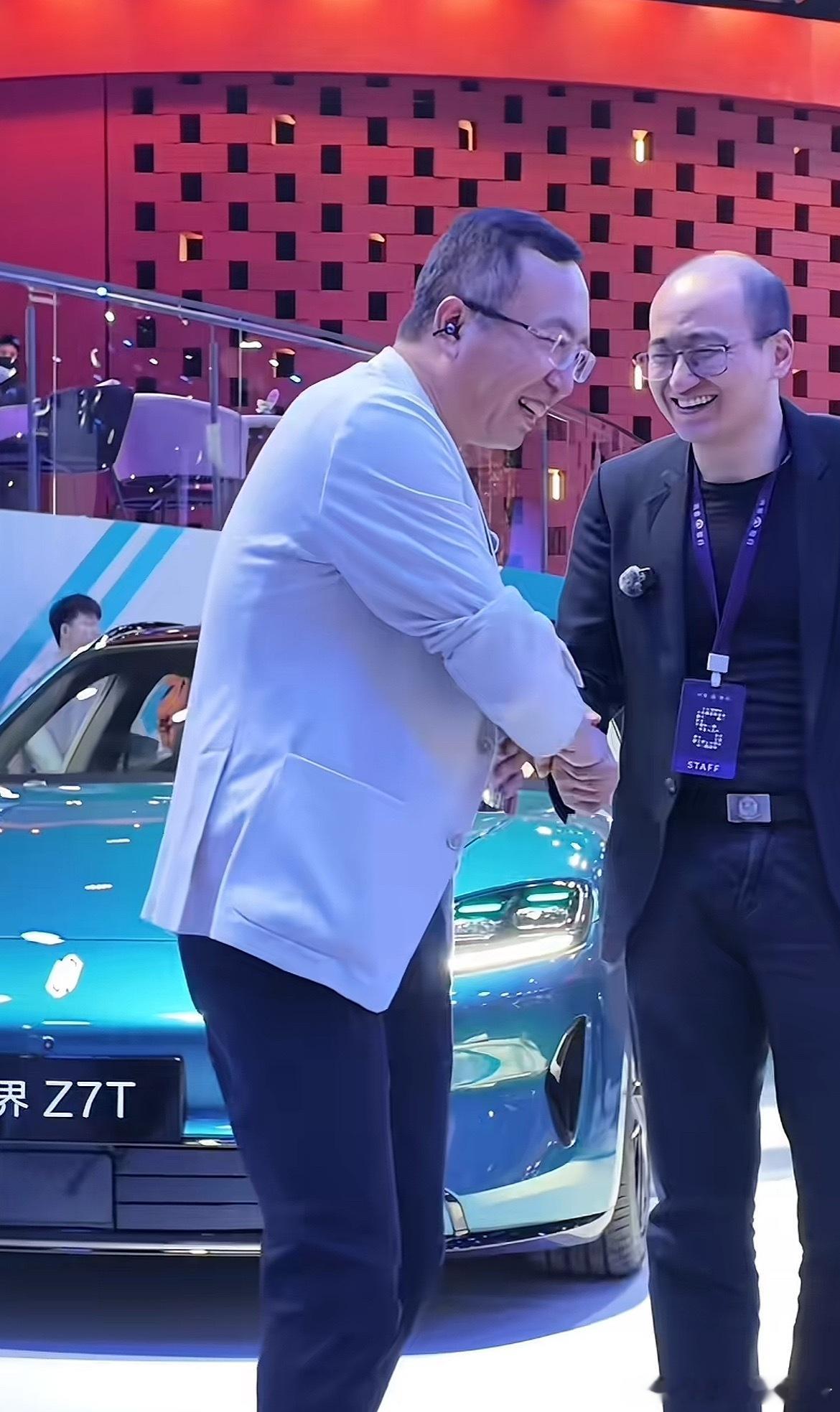 赵明去鸿蒙智行展台看了许久尚界Z7 