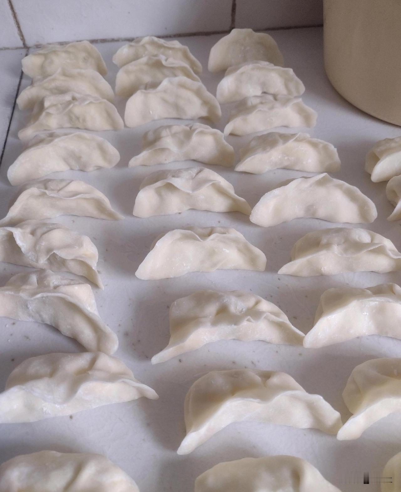 中午吃韭黄鸡蛋饺子
本来要包韭菜鸡蛋饺子，结果超市今天没韭菜，一想，韭黄和韭菜的
