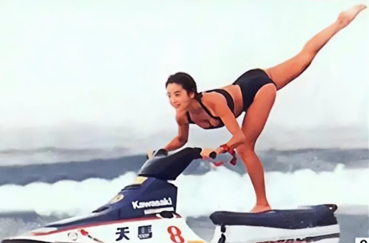 年轻时候的林青霞，不仅容貌出众、身材傲人，而且胆子很大，穿着泳装毫不掩饰地展示自