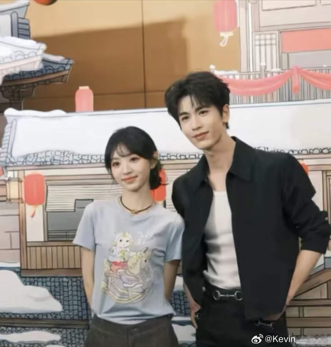 明明是庆功宴，张凌赫和田曦薇看上去好像不怎么开心据说现在逐玉这部剧口碑是肉眼可见