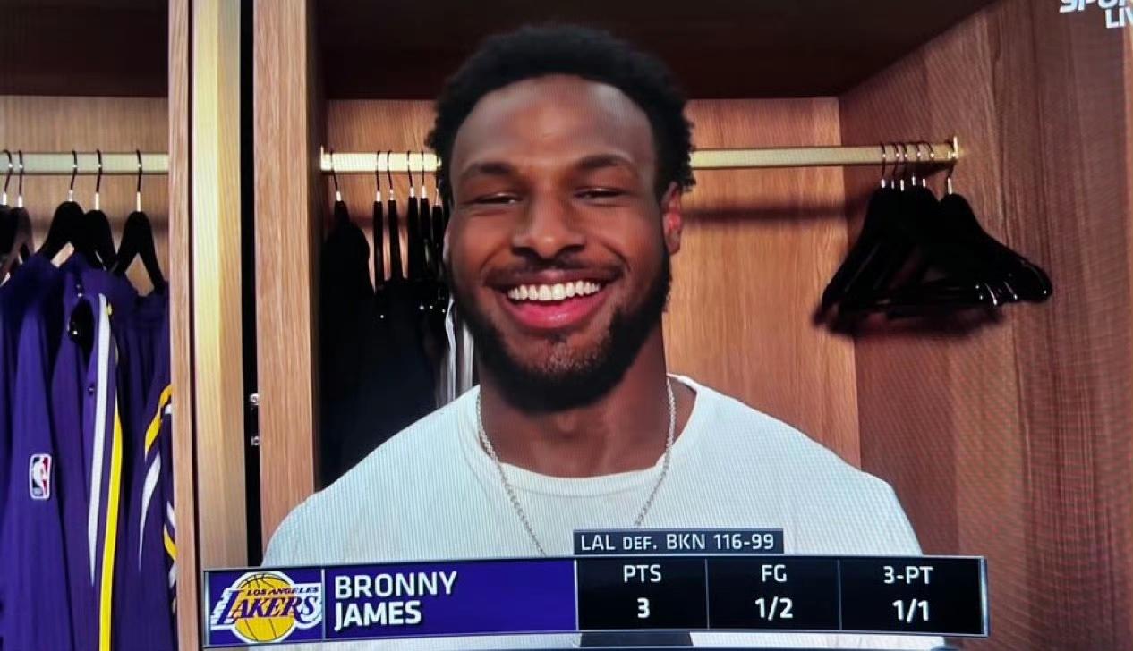 可怜天下父母心！布朗尼之所以有出场机会，是詹姆斯甘当绿叶助力球队向好发展换来的。