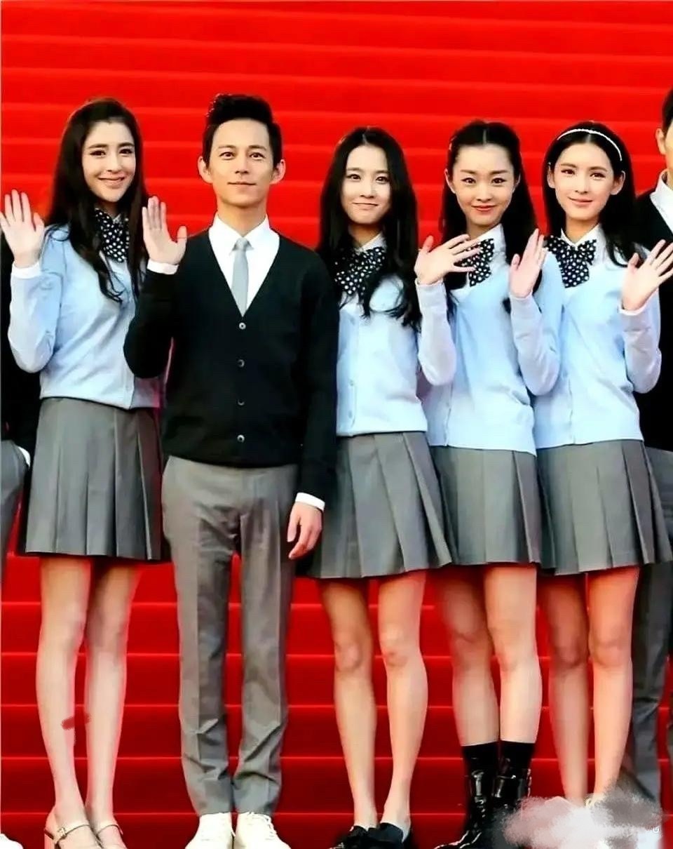 这事说来实在耐人寻味。十年前，何炅执导《栀子花开》，在一众新人里精挑细选，敲定了