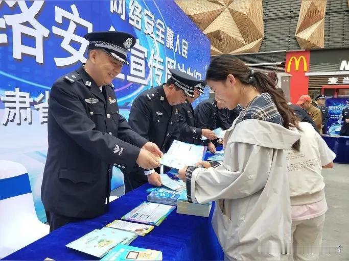 公职相关人员倒卖隐私信息终食恶果
 
当下网络清朗行动持续推进，各类侵害民众合法
