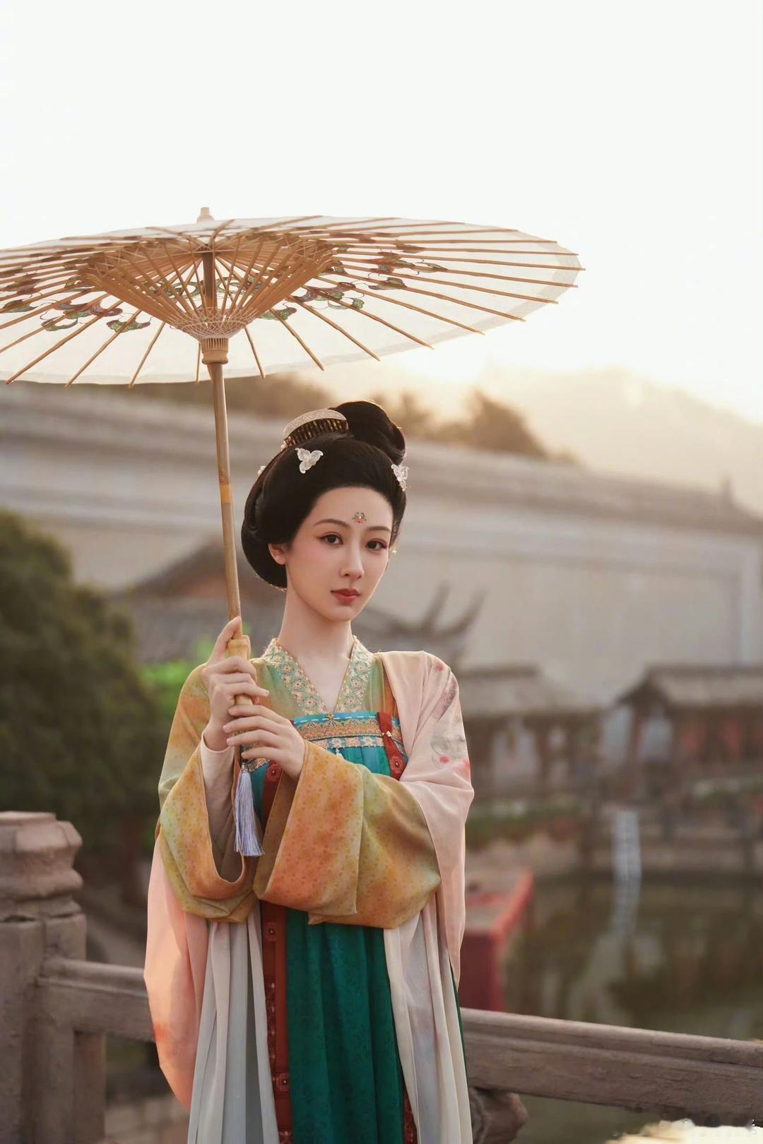 杨紫拍完国色芳华，发际线估计都往后移了一圈，这些发髻可不轻。 ​​​