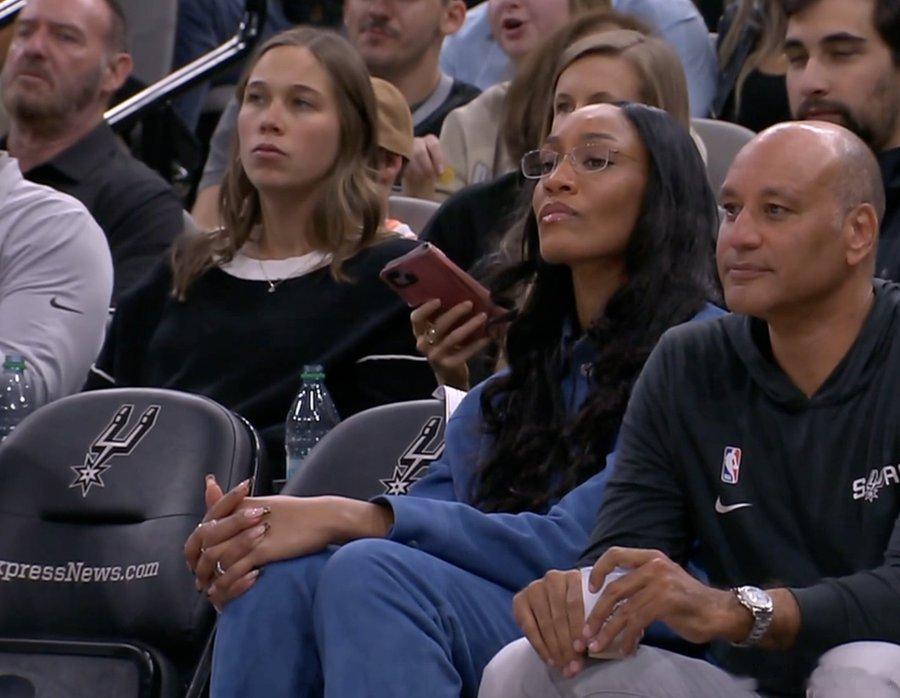 阿德巴约爆发的原因找到了，阿贾去现场看比赛了[doge]热火vs马刺新赛季篮不住