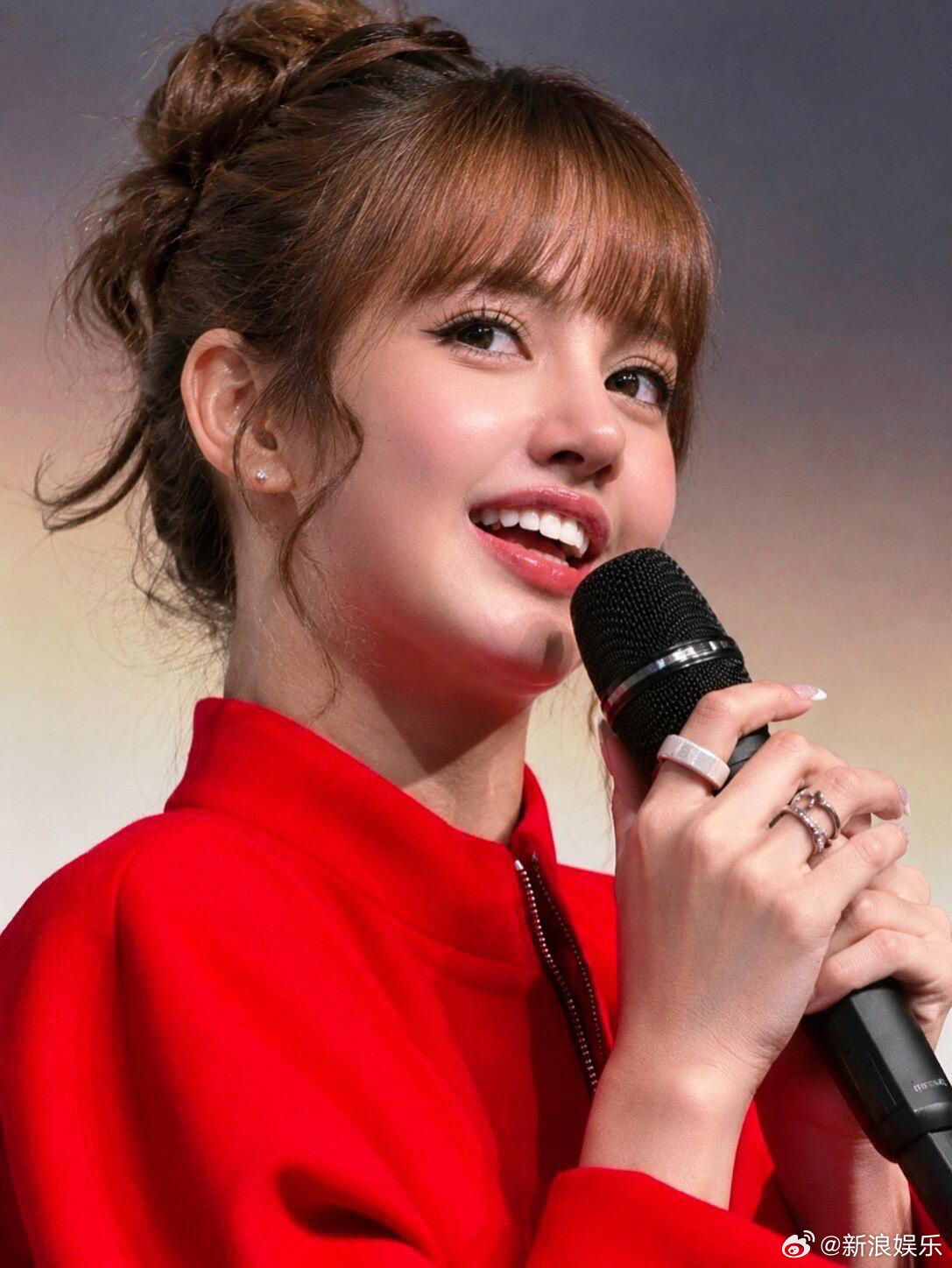 Lisa回应想拥有家庭Lisa回应说YG管控严格 Lisa受访回应纪录片内容，表