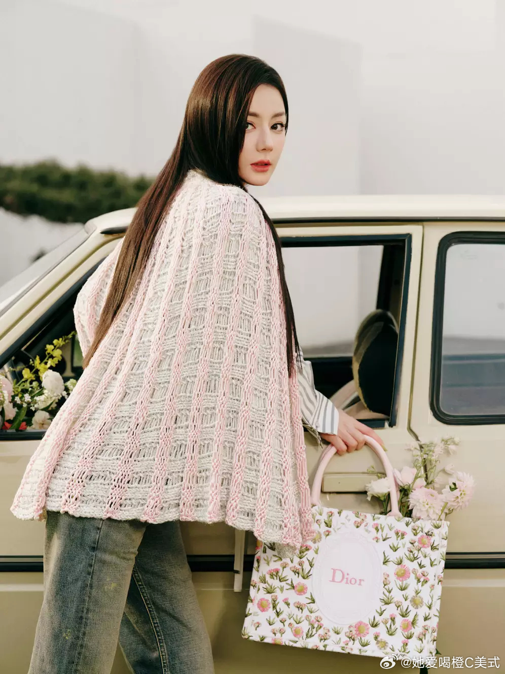 迪丽热巴穿针织开衫清新优雅 转身回眸治愈灵动 