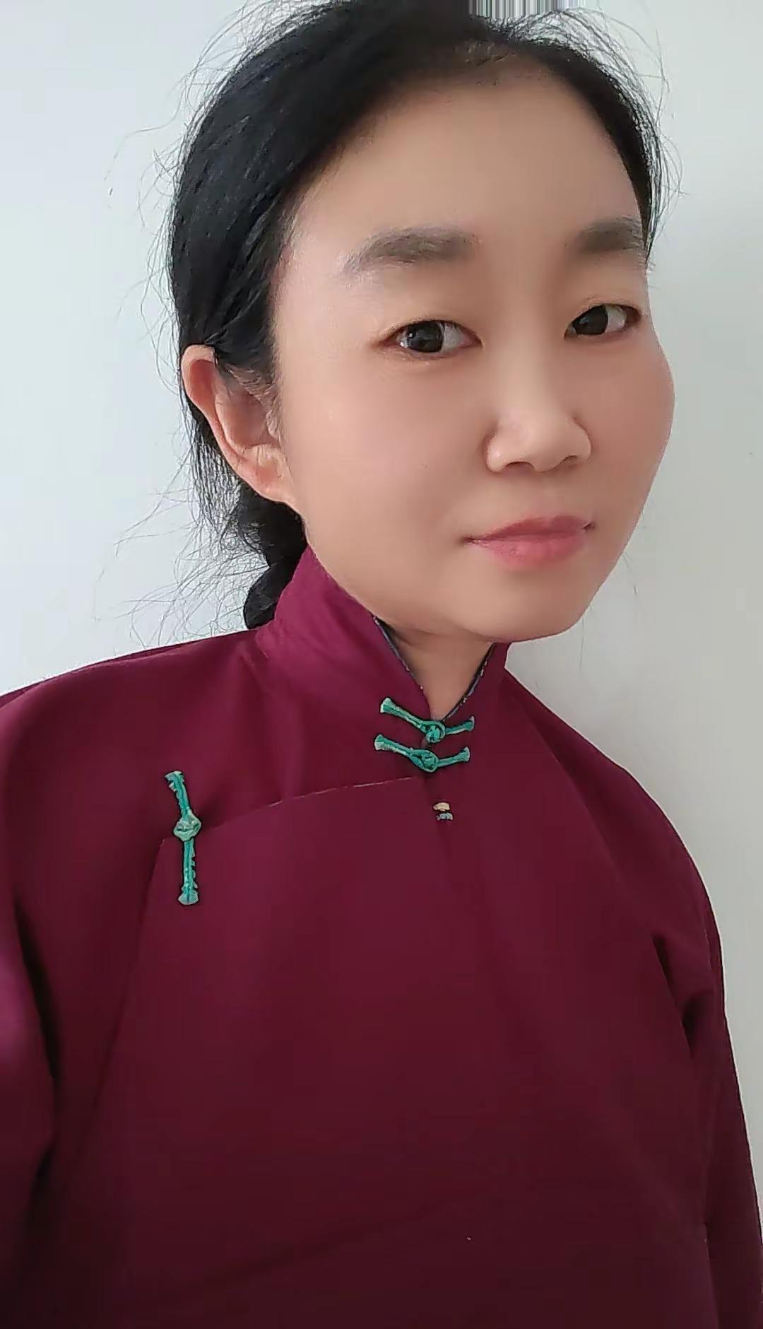 浅淡岁月，从容自在。酒红与青绿盘扣的碰撞，是独属于东方的韵味。🌿 新中式 日常