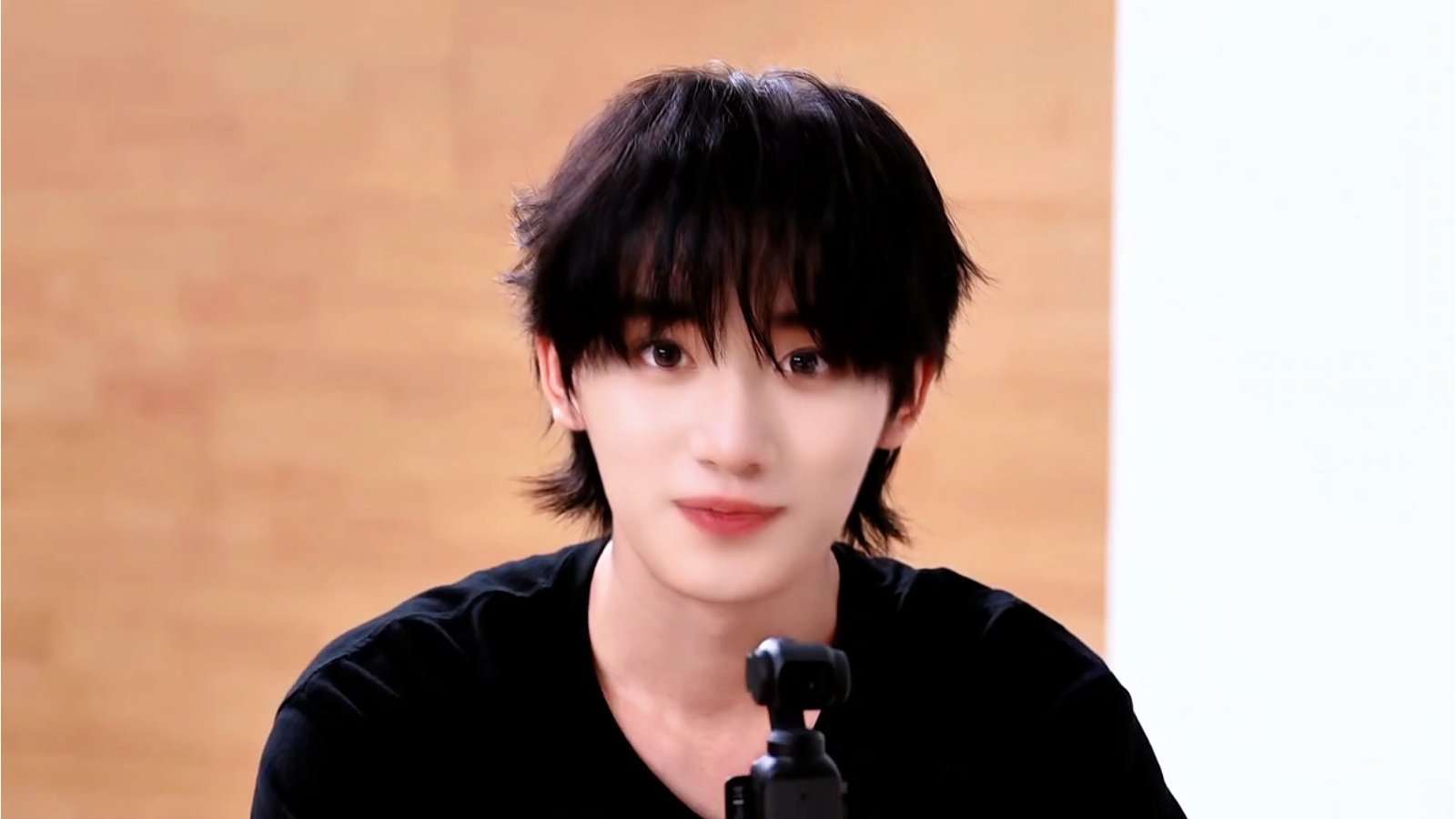 跟个小狗狗就这样凑近了镜头*^_^* 
