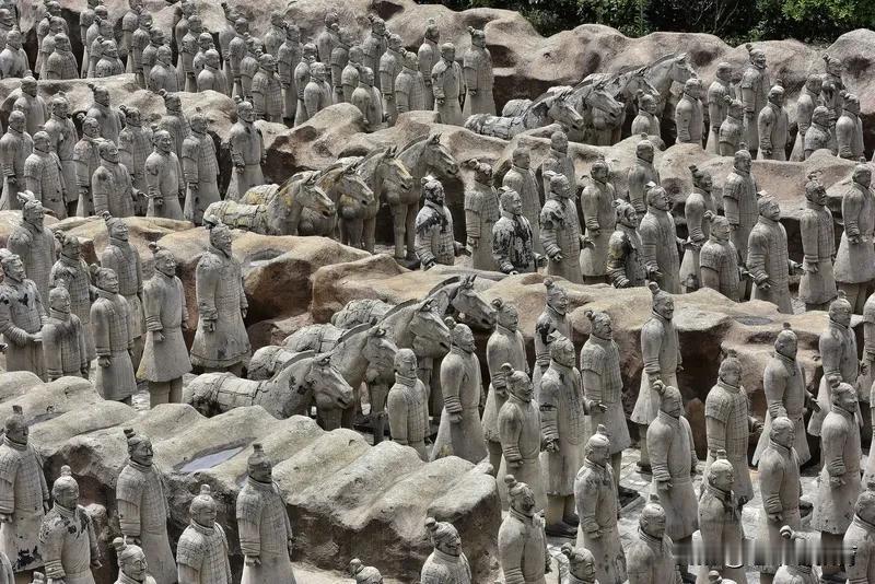 西安是十三朝古都，历史悠久，名胜古迹多！兵马俑、华清池、大明宫、大雁塔、古城墙等