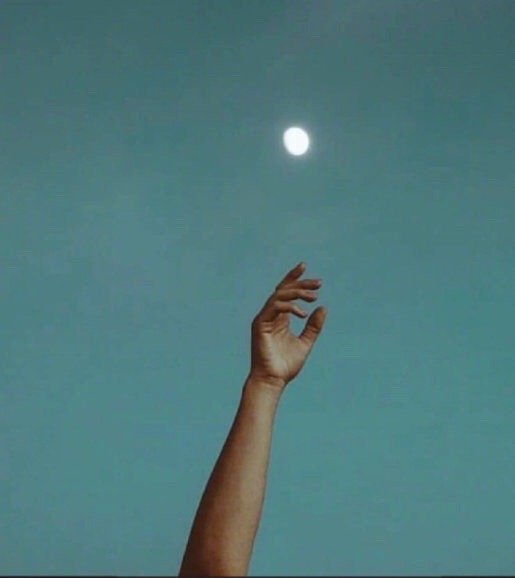 人在春风得意时，布好局；四面楚歌时，才会有条路。 好书一大摞的橱窗