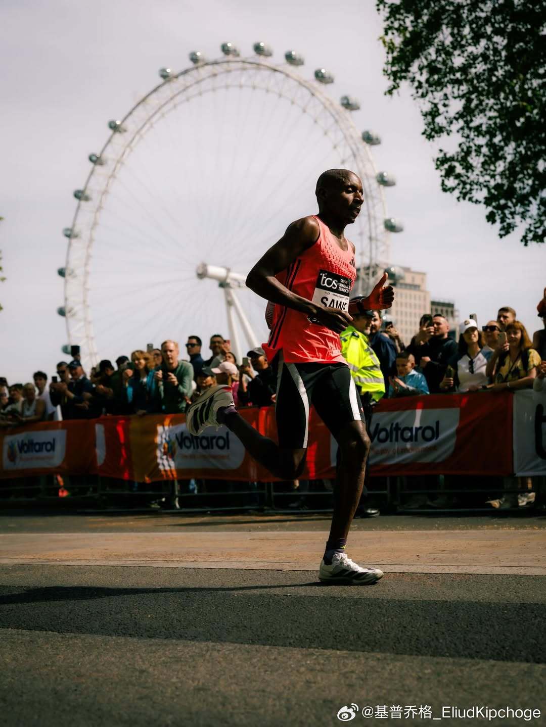 #基普乔格祝贺萨维马拉松破二# 伦敦马拉松赛，来自肯尼亚的萨维以1小时59分30