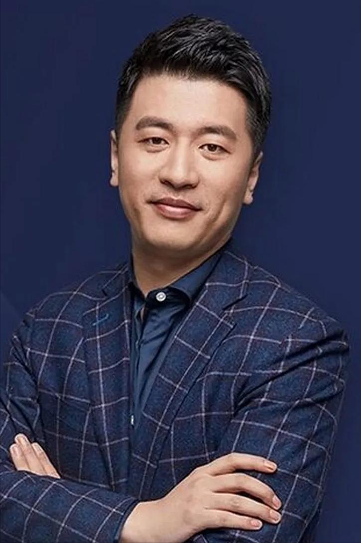 大网红张雪峰说，有一天，上午我从长春飞北京，到北京下车就去拍广告，接着就坐高铁去