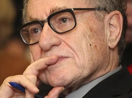 刚刷到罗翔，想起他的偶像艾伦·德肖维茨，上萝莉岛137次，是上岛次数冠军。

这