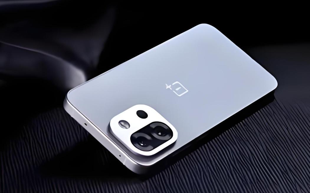 一加15T曝光，配置是来炸场的吧！
看到李杰掏出治愈白巧配色的一加15T，我直接