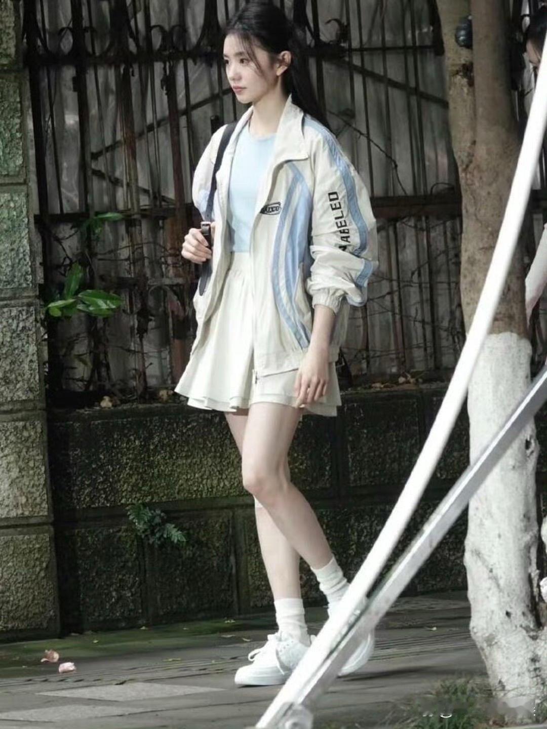 刘浩存这状态也太嫩了吧！清清爽爽，完全就是还没毕业的大学生既视感～ 