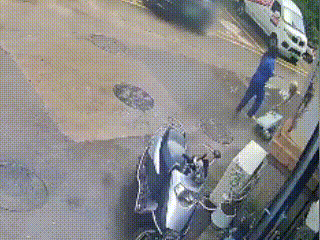 福建漳州，当街暴打89岁拾荒老人的女子被警方控制，路人全程看傻，家属再怎么赔钱道