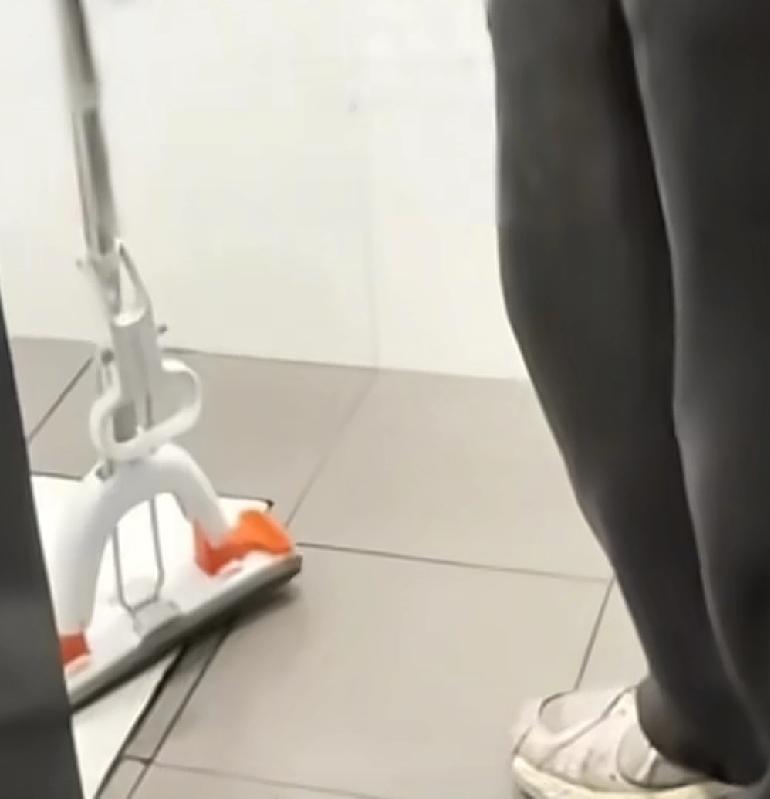 一位男子在山东滨州加油站加油的时候，想借用一下加油站的洗手间，使用完后却被工作人