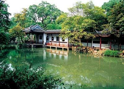 二泉映月赋》
 
月冷惠山，泉咽石径，弦音起处，愁肠暗萦。盲翁执胡，泣诉平生，一