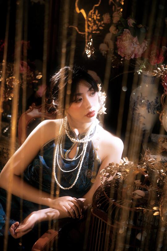 三盏灯搞定！氛围感拉满的港风复古旗袍写真