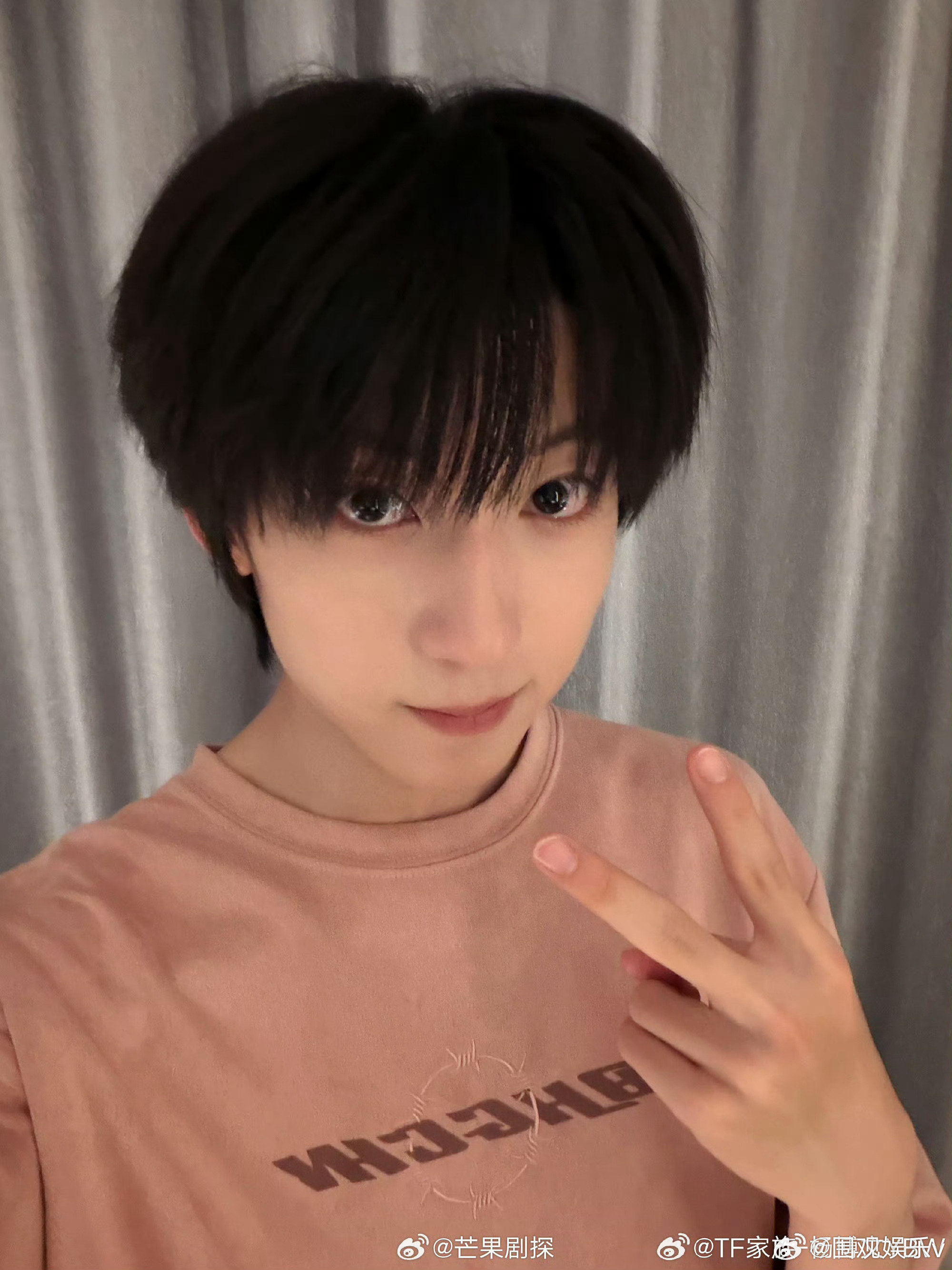 杨博文晒最近的三种形态杨博文收工后反而更精致状态不错的样子，下班后更显精致 